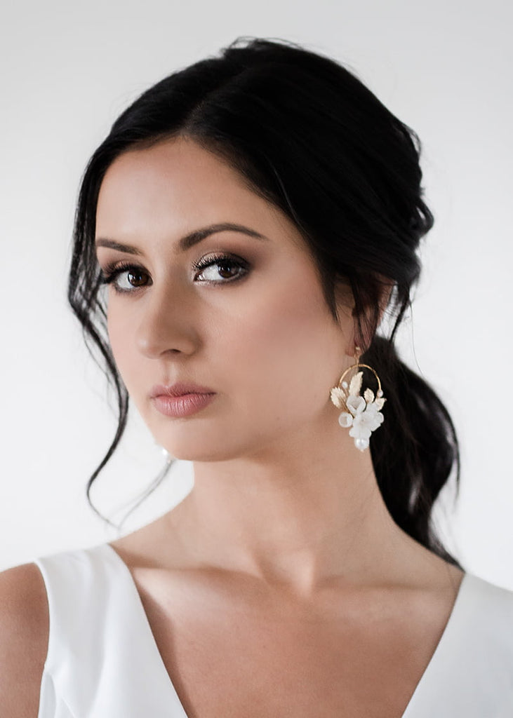 Azalea gold earrings with floral details