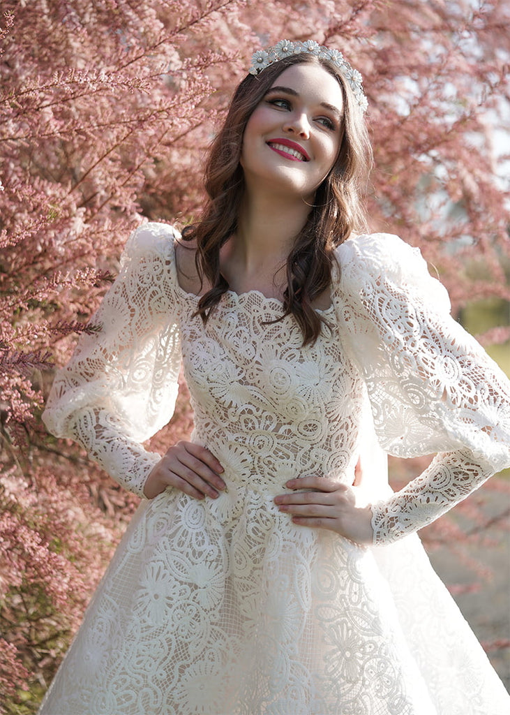 Daisy crown has pretty metal Daisy like flowers across the headband with rhinestone in between each flower and a lovely filigree piece behind the rhinestone.