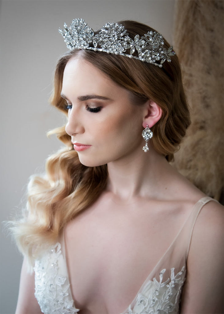 Everleigh crown with round filigrees and big and small rhinesotne