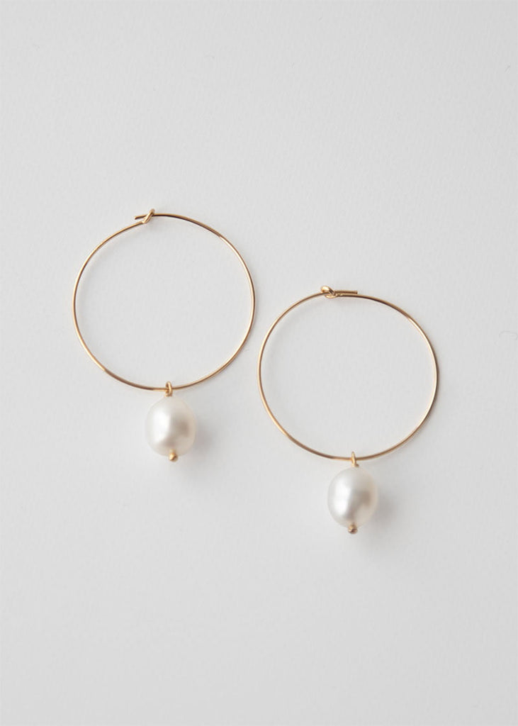 Pearl bridal earrings for a brides wedding day.