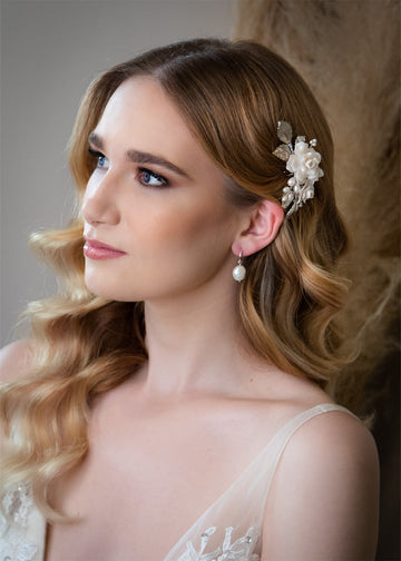 Wedding comb with handmade flowers.