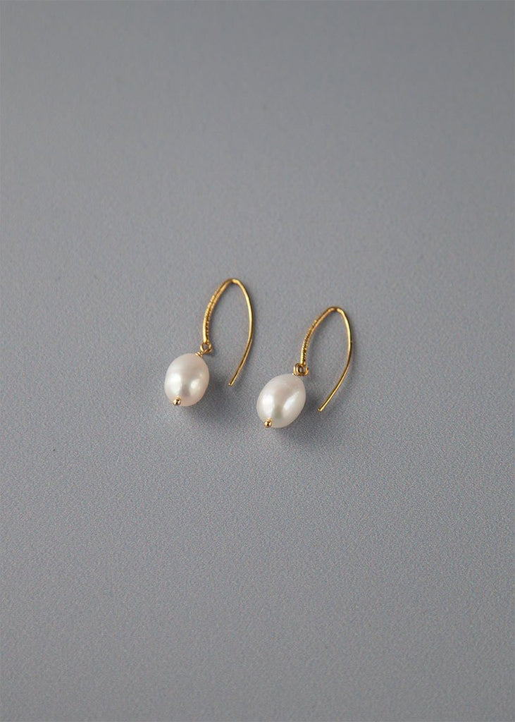 Phoebe pearl earring
