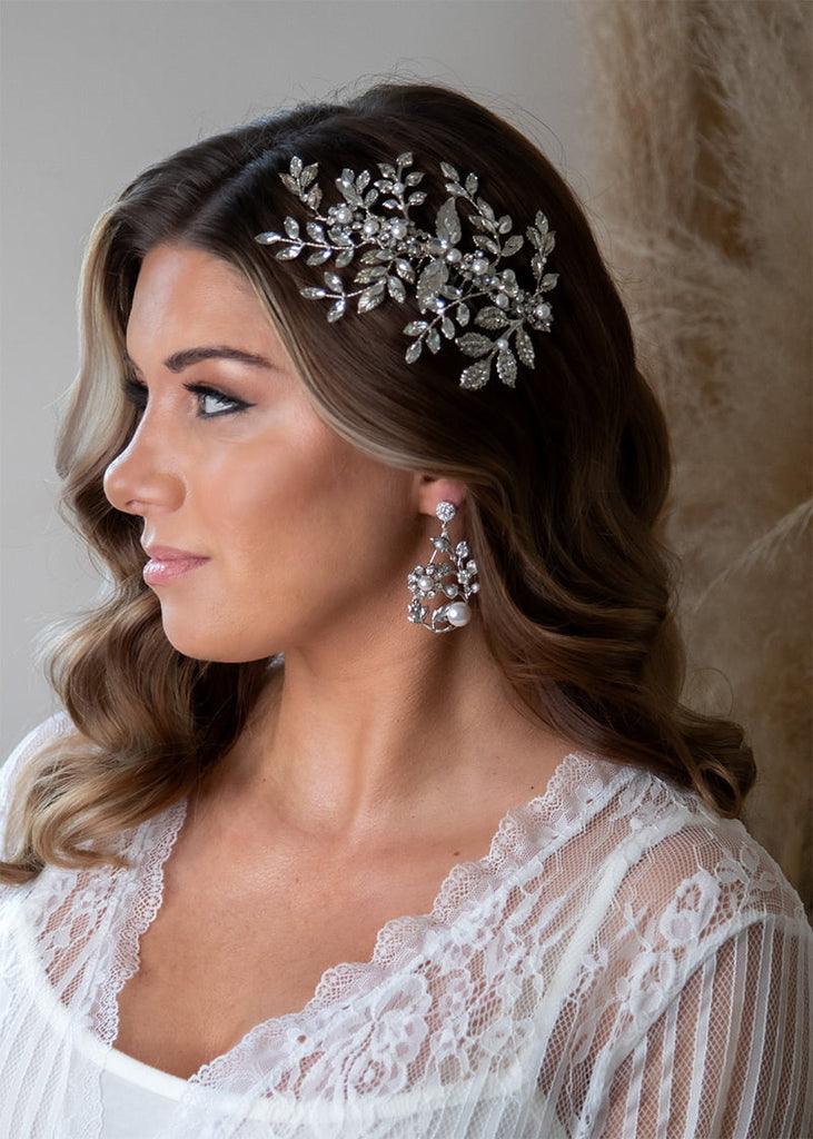 Headpiece with pearls and rhinestone in a branch style comb