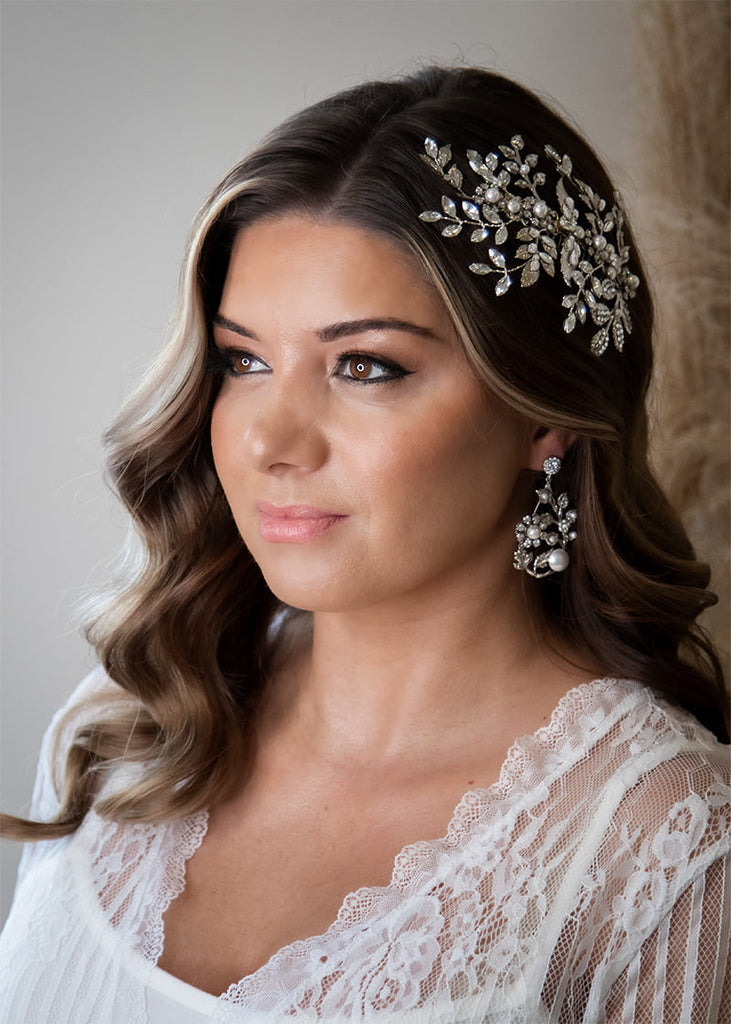 Headpiece with pearls and rhinestone in a branch style comb