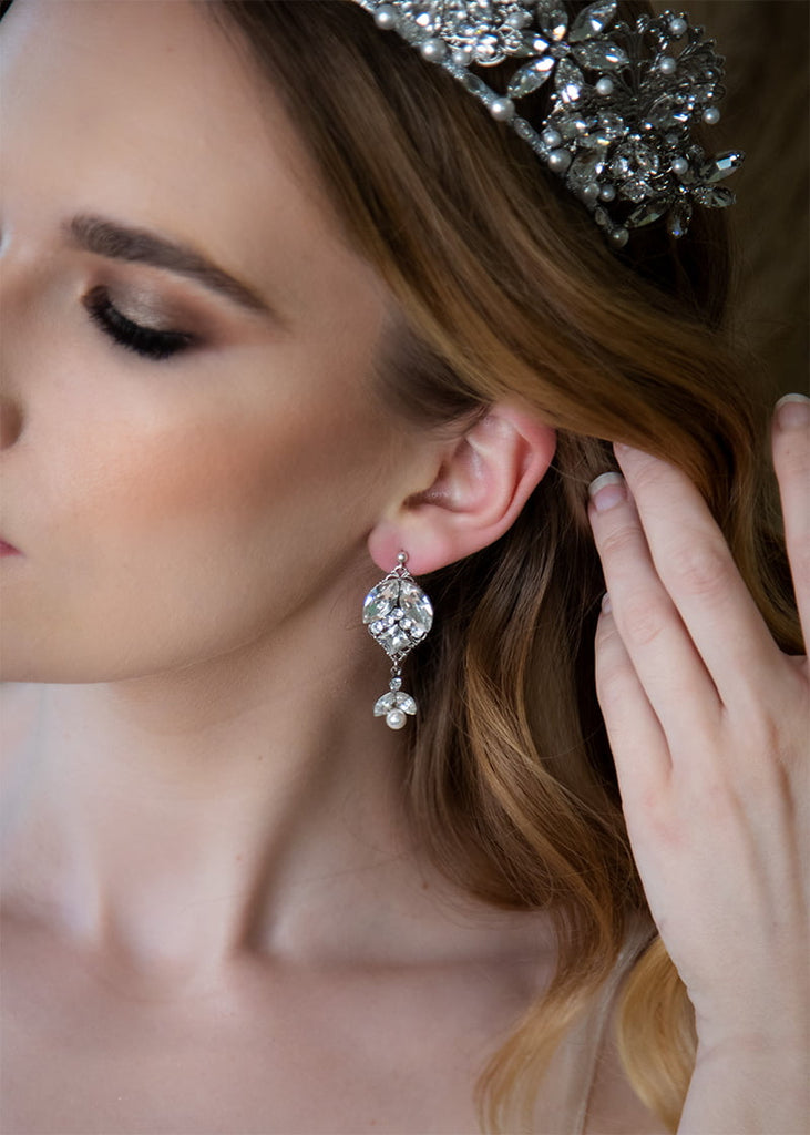 Rhinestone wedding earring with a pearl drop