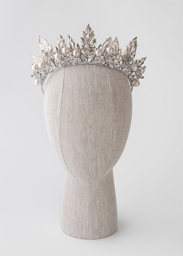 Stella silver crown is a modern design