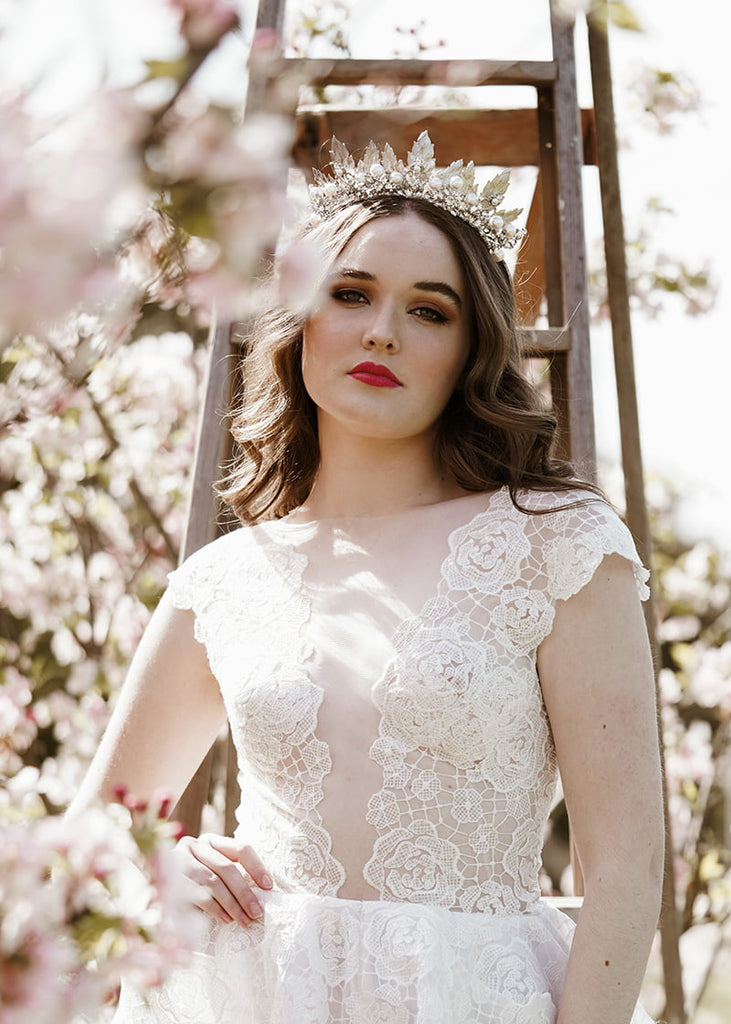 Stella Wedding Crown is an awe inspiring creation with beautiful details that have a beautiful and modern elegance. The large bold pearls