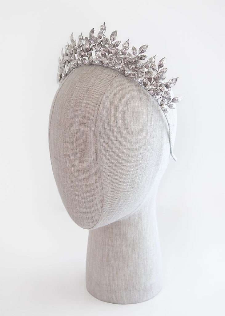 Leaf crown with peals